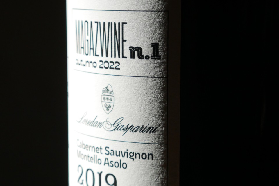 dettaglio bottiglia magazwine su logo e dettagli del produttore loredan gasparini